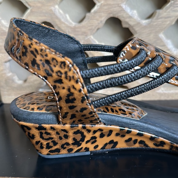 NEW! DONALD J PLINER LEOPARD WEDGE SANDALS - Picture 7 of 10